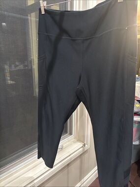 Mondetta Black Capri Active Leggings with Side Pockets